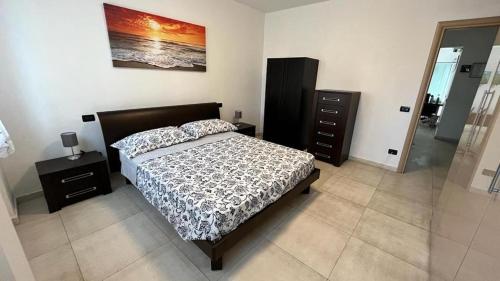 - une chambre avec un lit et une commode dans l'établissement Ca' Dei Pescatori dalle spiagge Lavagna, à Lavagna