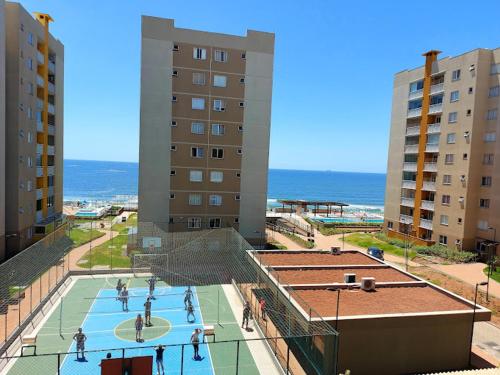 Apartamento com linda vista mar游泳池或附近泳池的景觀