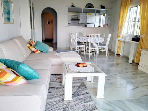un soggiorno con divano e tavolo di Seaview Appartment El Mirador in Sitio de Calahonda a Mijas