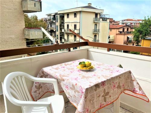 una mesa con un bol de fruta en el balcón en Casa MARINA en Scalea
