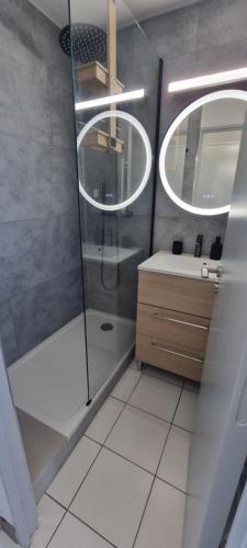 une salle de bain avec douche et lavabo dans l'établissement Agay Cap Esterel Le Hameau F2 Clim plein sud dernier etage Magnifique vue mer, à Agay