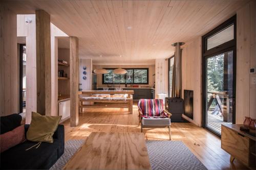 a living room with a couch and a table at Refugio Austral Coigües en Corralco in Malalcahuello