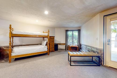 Un dormitorio con dos literas y una mesa. en 37 Partridge Woods, en Bartlett