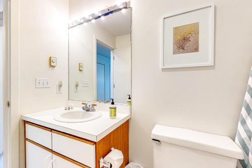 Un baño con lavabo, inodoro y espejo. en 37 Partridge Woods, en Bartlett