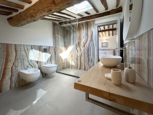- Baño con 2 lavabos y 2 aseos en New Moon Rooms, en La Spezia