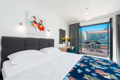 een slaapkamer met een groot bed en een balkon bij Apartment Hope in Dubrovnik