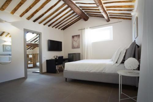 um quarto com uma cama e uma televisão em New Moon Rooms em La Spezia