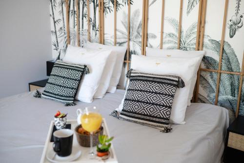 - un lit avec des oreillers et un plateau de nourriture dans l'établissement La Métairie De Terrefort, à Bouliac