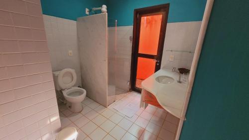 a bathroom with a toilet and a sink and a toilet istg at Siri Paraiso Hotel in Touros