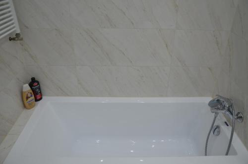 bagno con doccia e vasca bianca di Golden Apartament a Stettino