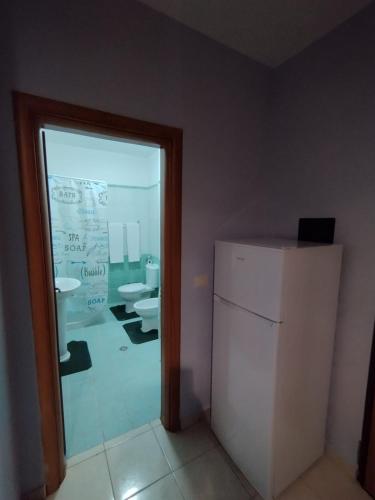 a room with a refrigerator and a bathroom with toilets at ARIA Apartament in Durrës