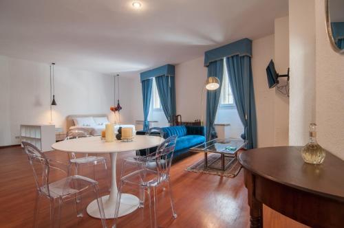 sala de estar con mesa, sillas y sofá en Umbrian Concierge - Cozy Loft Vannucci en Perugia