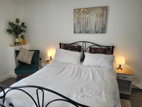 1 dormitorio con 1 cama blanca y 2 almohadas en Newly Built Studio Flat Sleeps 2, en Kent