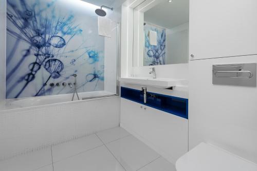 Koupelna v ubytování Waterlane Pool & Gym Apartments