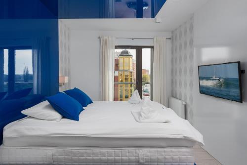 Tempat tidur dalam kamar di Waterlane Pool & Gym Apartments