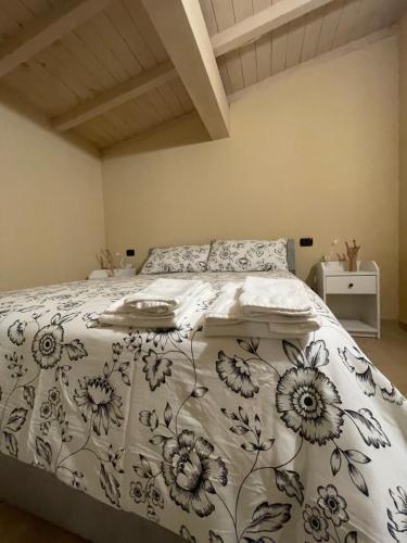 1 Schlafzimmer mit einem Bett mit Blumenbettdecke in der Unterkunft Casa vacanze in versilia in Pietrasanta