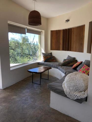 una sala de estar con 2 sofás y una ventana en MONTE ZION en Coneta