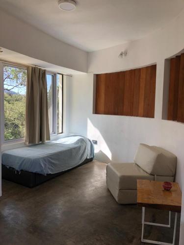 1 dormitorio con cama, sofá y ventana en MONTE ZION en Coneta