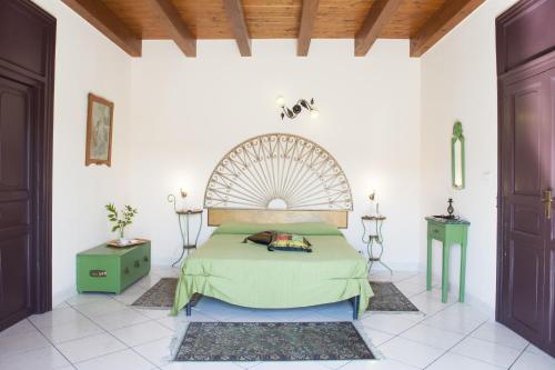 ein Schlafzimmer mit einem großen Bett in einem Zimmer in der Unterkunft Case D'Anna in Castellammare del Golfo