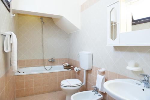 ein Badezimmer mit Toilette, Waschbecken und Badewanne in der Unterkunft Case D'Anna in Castellammare del Golfo
