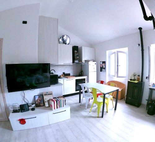 a living room with a table and a kitchen at MiniLOFT con Piscina Lago di Como Lecco in Galbiate