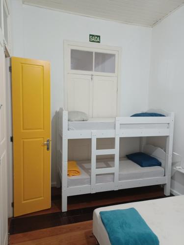 Μία ή περισσότερες κουκέτες σε δωμάτιο στο Casarão Hostel & Quartos Privados
