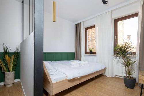 una camera con un letto in una stanza con piante di Design & Chill #Altstadt #Beamer a Lutherstadt Wittenberg