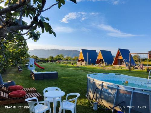 eine Gruppe von Zelten mit Tischen und Stühlen auf einem Feld in der Unterkunft olive garden farm in Ulcinj