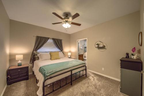 um quarto com uma cama e uma ventoinha de tecto em RG 111 Guadalupe Fortress of Awesome em Canyon Lake