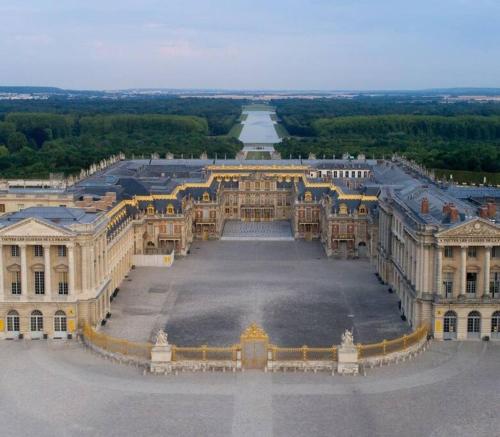 uma vista aérea do palácio de Versalhes em Bel appartement /30 min de Paris em Louveciennes