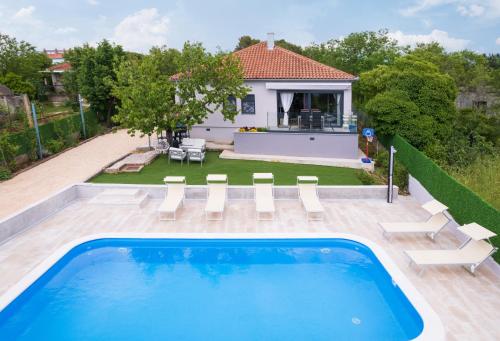 una piscina en el patio trasero de una casa en Villa Voyage en Zadar