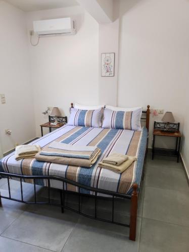 馬可波羅的住宿－PHOENIX apartment near the airport，一张位于房间的床,上面有两个枕头