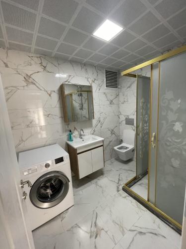 a bathroom with a washing machine and a sink at Yılmaz Bey Konağı in Termal