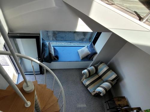 vista sul soffitto di un soggiorno con divano blu di Moher Lodge a Liscannor