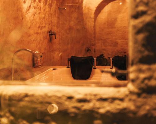 un baño con una bañera con una bolsa negra. en Pachamama finca hotel - spa en Dosquebradas