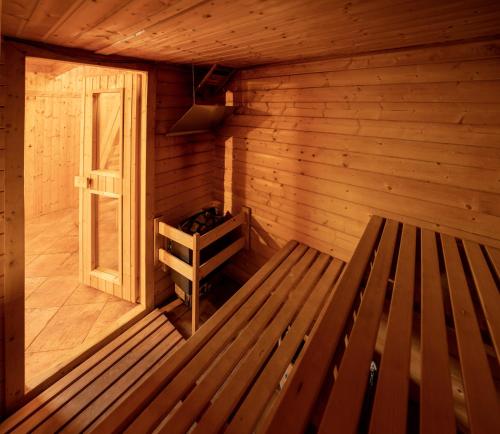 uma sauna vazia com um banco num quarto em Strážné Chalet em Strážné