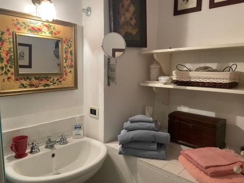 カルロフォルテにあるCasa Mariucciaのバスルーム(シンク、鏡、タオル付)