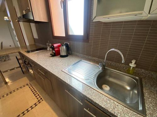 una cucina con lavandino e piano di lavoro di Appartement Privé 1 Chambre Vizir Center Marrakech a Marrakech