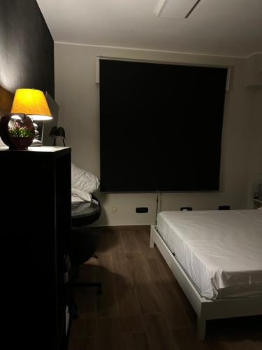 Camera con letto e TV a schermo piatto. di Golden b&b a Quattromiglio