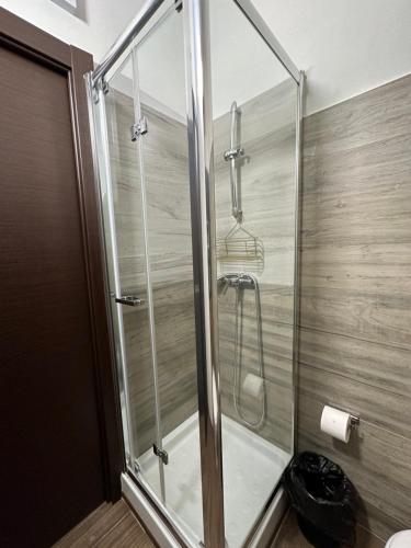 una doccia con porta in vetro in bagno di Golden b&b a Quattromiglio