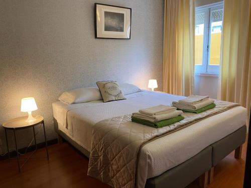 una camera da letto con un letto e due asciugamani di Central House a Ponta Delgada