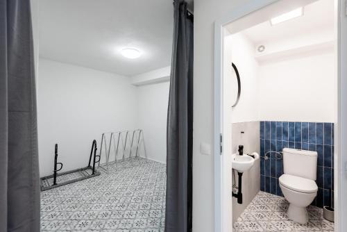La salle de bains est pourvue d'une douche et de toilettes. dans l'établissement Penzion Mácha, à Litoměřice