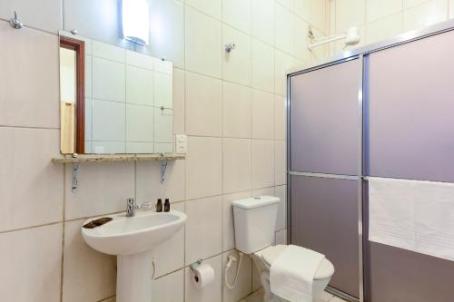 a bathroom with a sink and a toilet and a shower at Hotel Fazenda Aguas de Lindoia in Águas de Lindoia