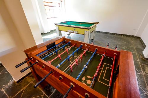 a room with a pool table and a wooden box with cues at Hotel Fazenda Aguas de Lindoia in Águas de Lindóia