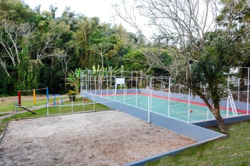 a basketball court in a park with a basketball hoop at Hotel Fazenda Aguas de Lindoia in Águas de Lindóia