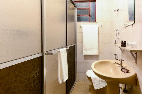 a bathroom with a sink and a shower at Hotel Fazenda Aguas de Lindoia in Águas de Lindóia