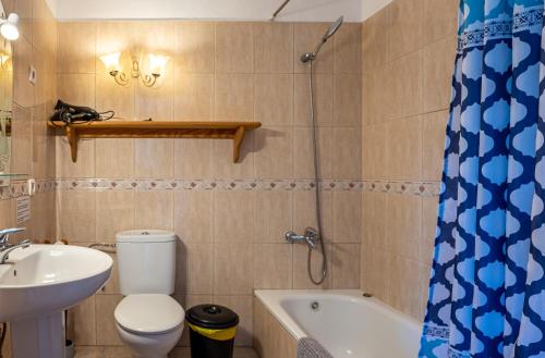 Casa Rustica في إل باسو: حمام مع مرحاض ومغسلة ودش