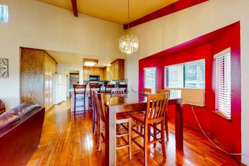 uma sala de estar com uma mesa de jantar e paredes vermelhas em Mountain Lake Retreat em Groveland