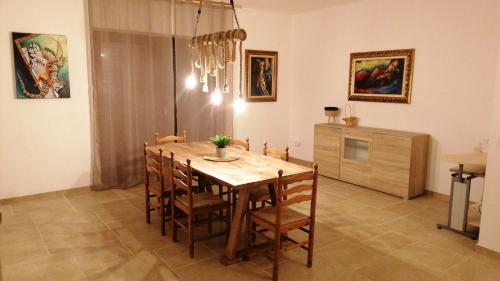 uma sala de jantar com mesa e cadeiras em Soffio Del Sud em Crispiano