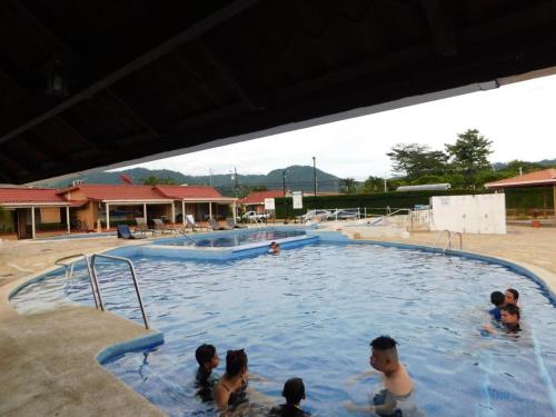 Hồ bơi trong/gần Centrally located in Jaco, walk to beach, beautiful pool! Each Villa Paradise is 1bd 1bath Condo Units sleep 5 or book both units and open connecting door for 10 ppl- Paradise Found!
